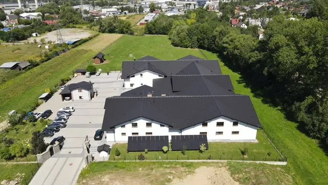 Biura i magazyny Nowy Sącz — widok z drona, instalacja naziemna 19 kWp